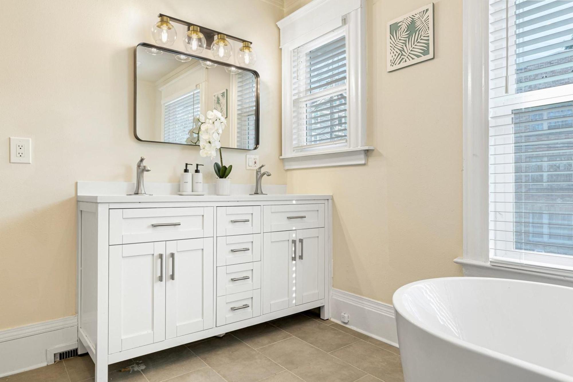 Holiday home Vintage Meets Modern Spacious Capitol Hill Single Family With 97 Walk Score